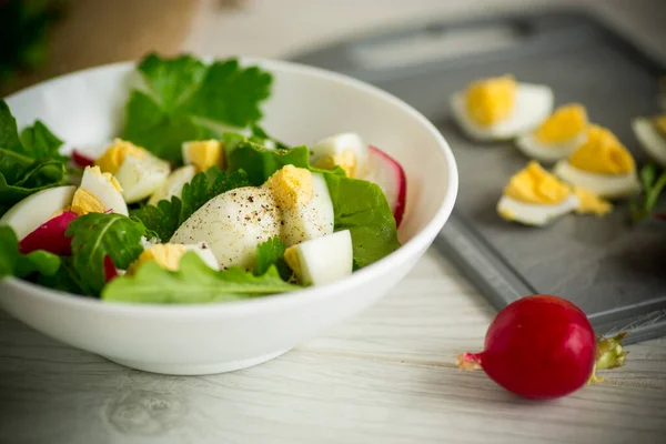 Fresh Spring Salad Fresh Lettuce Leaves Radishes Boiled Eggs Bowl — Zdjęcie stockowe