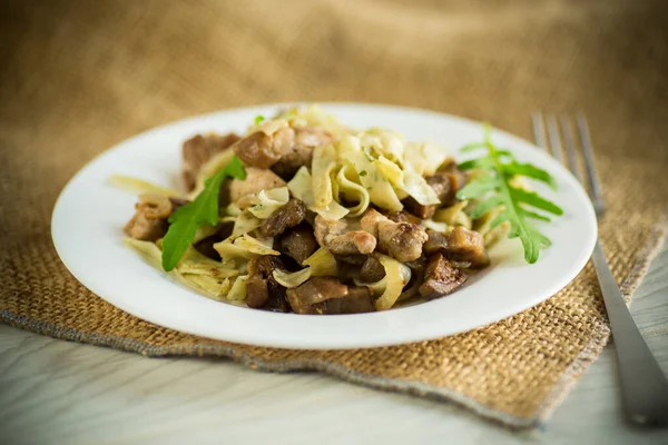 Tagliatelle Fatte Casa Bollite Con Carne Melanzane Piatto Tavolo Legno — Foto Stock