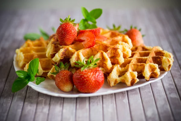 Gofres Dulces Cuajada Cocidos Con Fresas Frescas Maduras Sobre Una — Foto de Stock