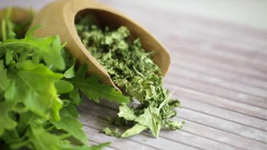 Kurumuş yeşil organik roka, baharatlı, hafif ahşap bir arka planda.