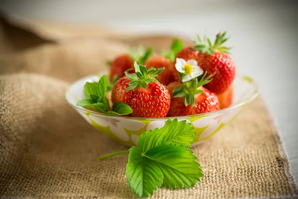 Ripe Red Strawberries Bowl Burlap Tablecloth Wooden Table — Stock Photo, Image