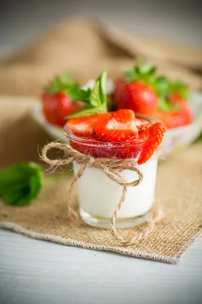 Édes Házi Joghurt Eperlekvárral Friss Földieper Üvegpohárban Asztalon — Stock Fotó