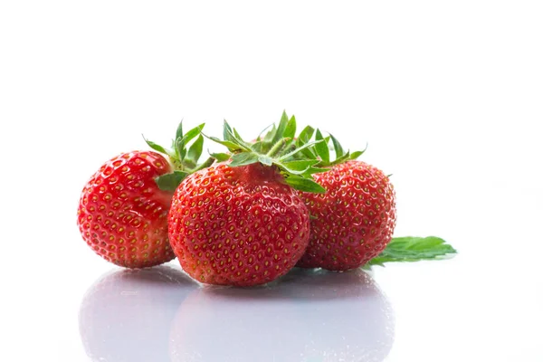 Fragola Rossa Biologica Matura Fresca Isolata Fondo Bianco — Foto Stock