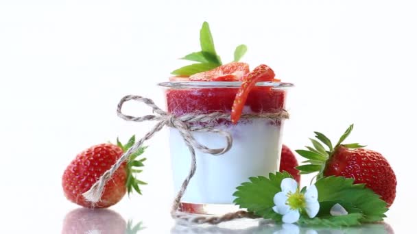 Słodki Jogurt Domowej Roboty Dżemem Truskawkowym Świeżymi Truskawkami Szklance Izolowany — Wideo stockowe