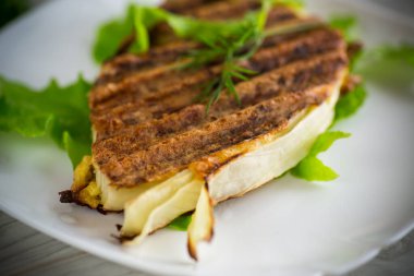 Ahşap bir masada, tabakta baharatlı ızgara lahana..