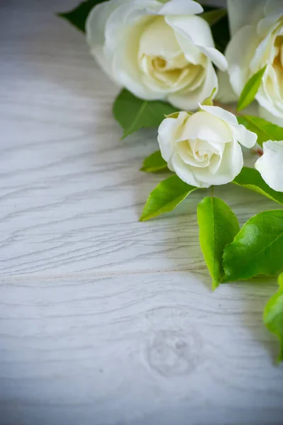 Petit Bouquet Belles Roses Blanches Été Sur Une Table Bois — Photo