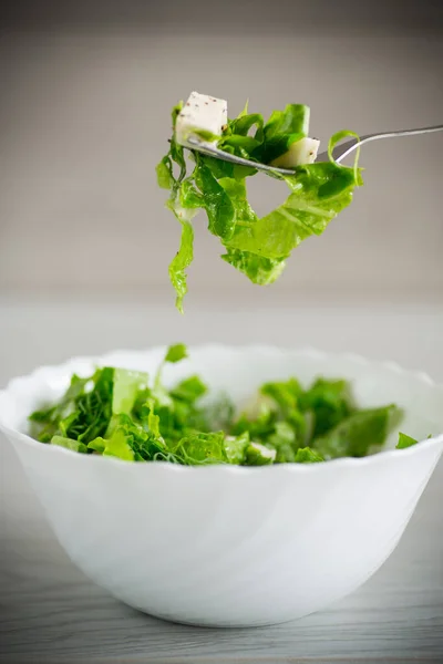 Salada Alface Verde Fresca Com Mussarela Ervas Garfo Uma Mesa — Fotografia de Stock