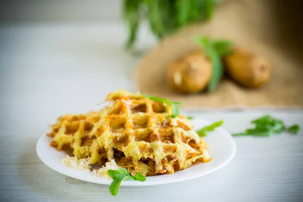Waffles Batata Fritos Com Queijo Uma Chapa Uma Mesa Madeira — Fotografia de Stock
