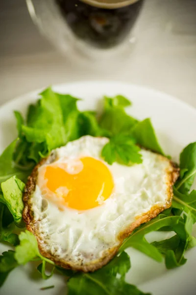 One Fried Egg Arugula Lettuce Plate Wooden Table — Stock fotografie