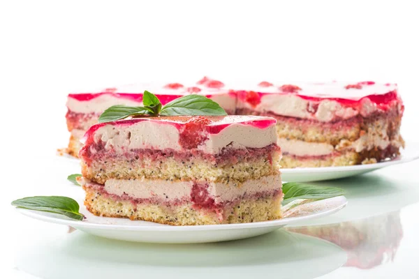 Erdbeer Mohnkuchen Mit Sahne Einem Teller Isoliert Auf Weißem Hintergrund — Stockfoto