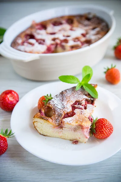 Γλυκό Τυρί Cottage Κατσαρόλα Γέμιση Φράουλα Ένα Πιάτο Ένα Ξύλινο — Φωτογραφία Αρχείου