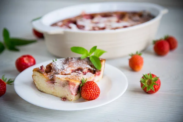 Casserole Fromage Cottage Sucré Avec Garniture Aux Fraises Dans Une — Photo