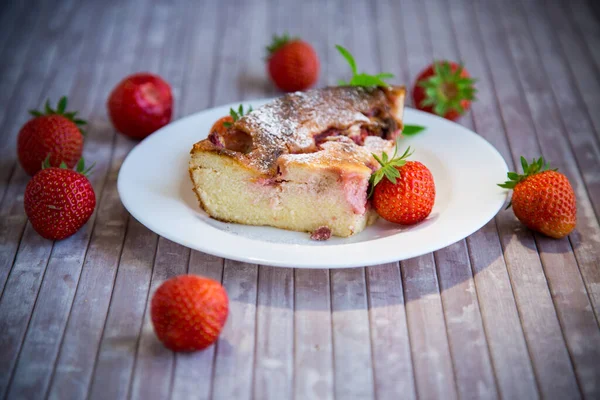 접시에 딸기를 요리용 치즈캐 — 스톡 사진