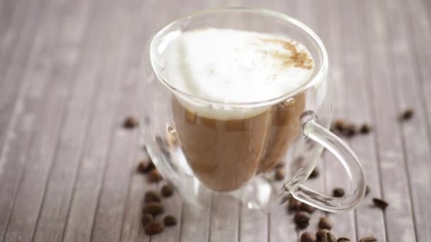 Una Tazza Caffè Caldo Con Latte Con Chicchi Caffè Tavolo — Video Stock