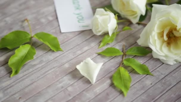 Μικρό Μπουκέτο Όμορφα Λευκά Καλοκαιρινά Τριαντάφυλλα Ξύλινο Τραπέζι — Αρχείο Βίντεο