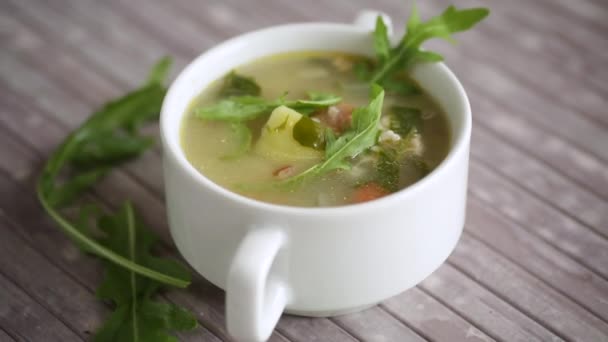 Sopa Ligera Verano Con Harina Avena Rúcula Plato Sobre Mesa — Vídeo de stock