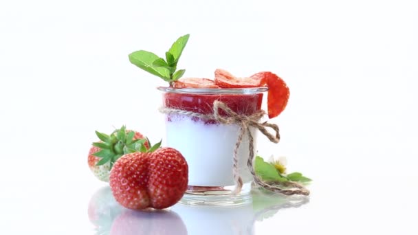 Zoete Zelfgemaakte Yoghurt Met Aardbeienjam Verse Aardbeien Een Glas Geïsoleerd — Stockvideo