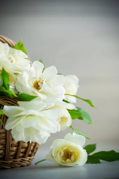 木製のテーブルの上に美しい白いバラの花束 — ストック写真