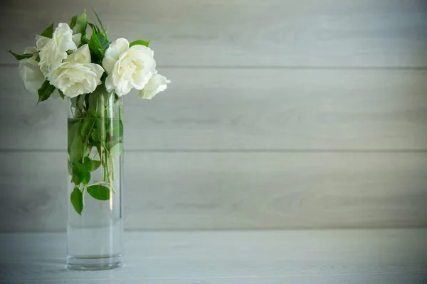 Μπουκέτο Όμορφα Λευκά Τριαντάφυλλα Ξύλινο Τραπέζι — Φωτογραφία Αρχείου