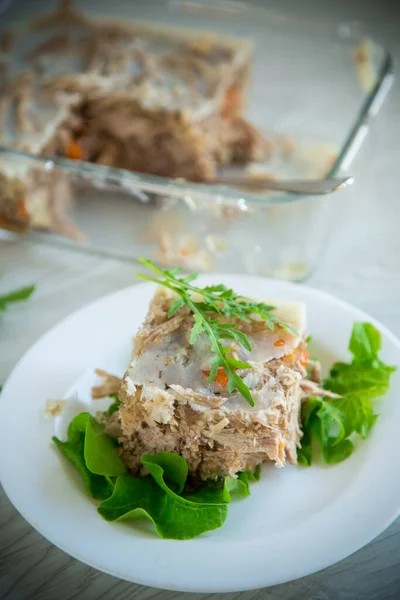 Gelékött Med Grönt Och Grönsaker Tallrik Ett Träbord — Stockfoto