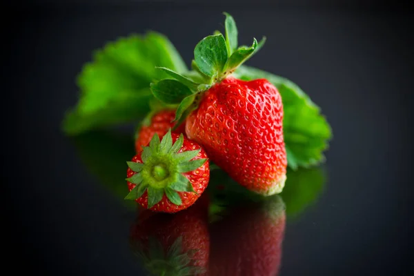 Fraise Rouge Juteuse Mûre Isolée Sur Fond Noir — Photo