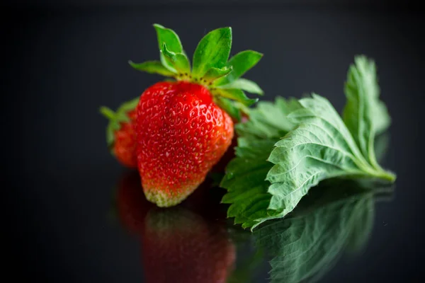 Maturo Succosa Fragola Rossa Isolata Sfondo Nero — Foto Stock