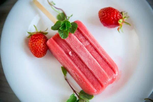 Gelato Alla Fragola Fatto Casa Cotto Bastoncino Piatto Con Fragole — Foto Stock