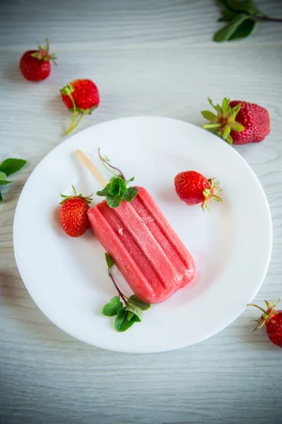 Gebakken Zelfgemaakte Aardbeienijs Een Stokje Een Bord Met Aardbeien — Stockfoto