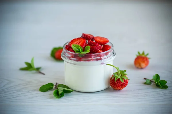 Édes Házi Joghurt Friss Érett Epret Egy Üveg Üveg Üveg — Stock Fotó