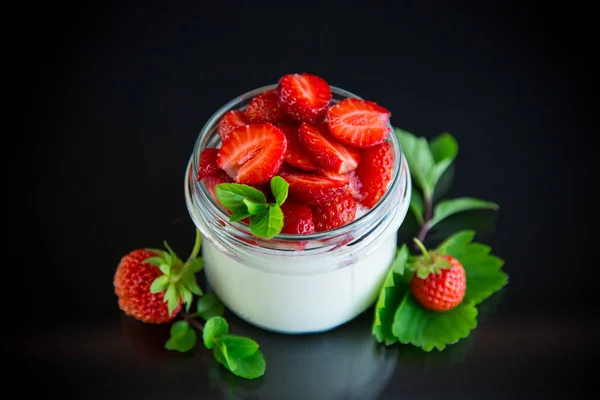 Sladký Domácí Jogurt Čerstvými Zralé Jahody Skleněné Sklenici Izolované Černém — Stock fotografie