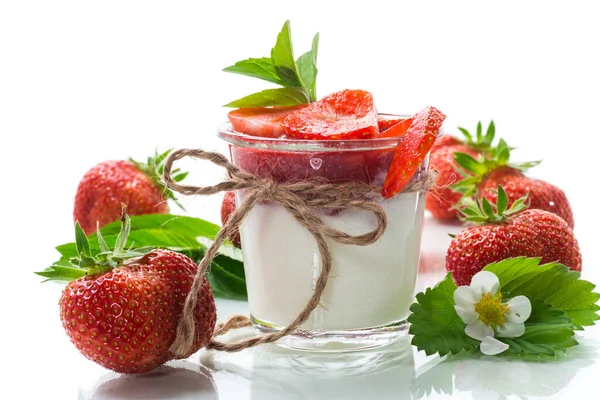 Γλυκό Σπιτικό Γιαούρτι Μαρμελάδα Φράουλα Και Φρέσκες Φράουλες Ποτήρι Απομονωμένο — Φωτογραφία Αρχείου