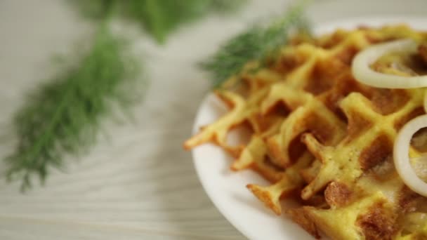 Τηγανητές Βάφλες Λαχανικών Πατάτας Μπέικον Και Κρεμμύδια Πιάτο Ξύλινο Τραπέζι — Αρχείο Βίντεο