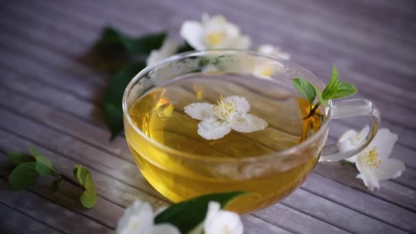 Skład Filiżanką Herbaty Jaśminowej Kwiatów Tle Bambusa — Wideo stockowe