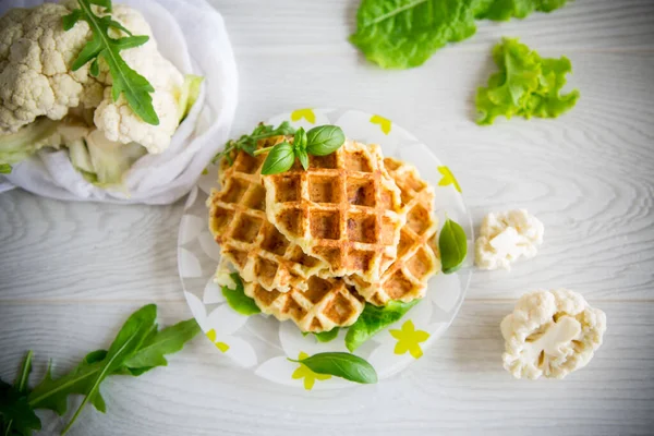 Grönsaksvåfflor Kokta Med Blomkål Tallrik Ett Träbord — Stockfoto