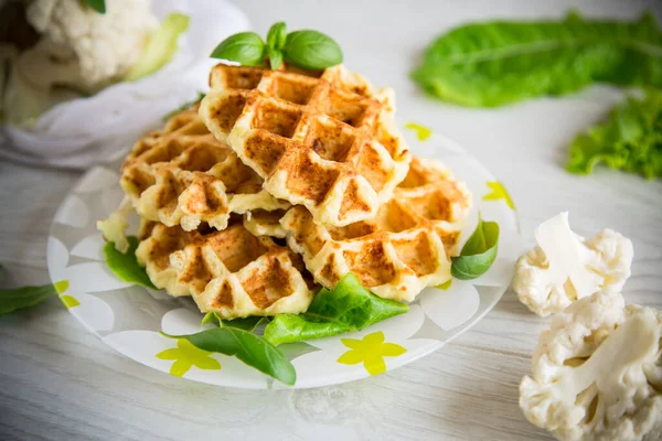 Waffles Vegetais Cozidos Com Couve Flor Uma Placa Uma Mesa — Fotografia de Stock