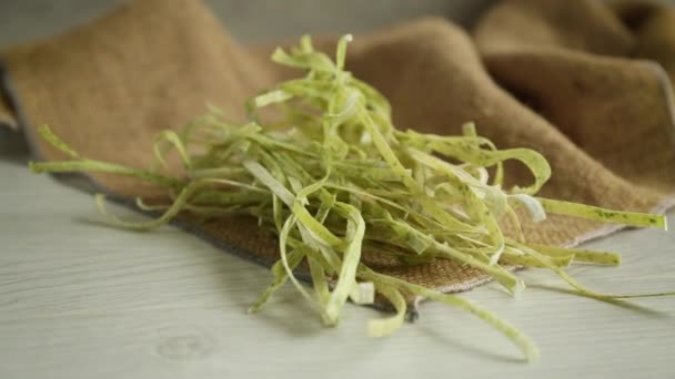 Αποξηραμένα Σπιτικά Πράσινα Ωμά Noodles Βότανα Ξύλινο Τραπέζι — Αρχείο Βίντεο