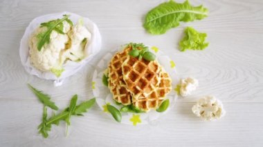 Tahta bir masada karnabahar ile pişirilmiş sebzeli waffle..