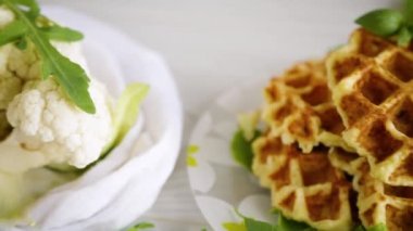 Tahta bir masada karnabahar ile pişirilmiş sebzeli waffle..