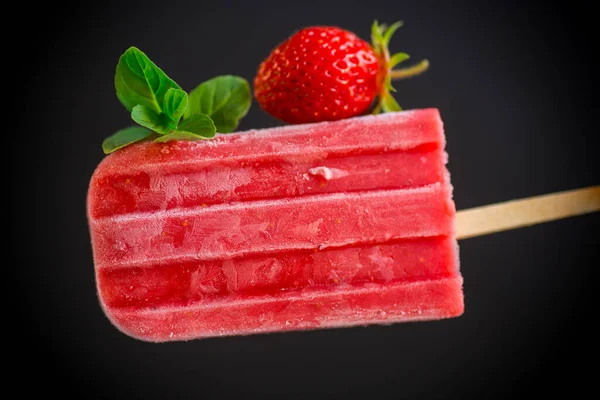 Helado Fresa Casero Cocido Palo Aislado Sobre Fondo Negro — Foto de Stock