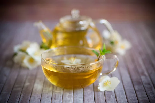 Composizione Con Tazza Gelsomino Fiori Sfondo Bambù — Foto Stock