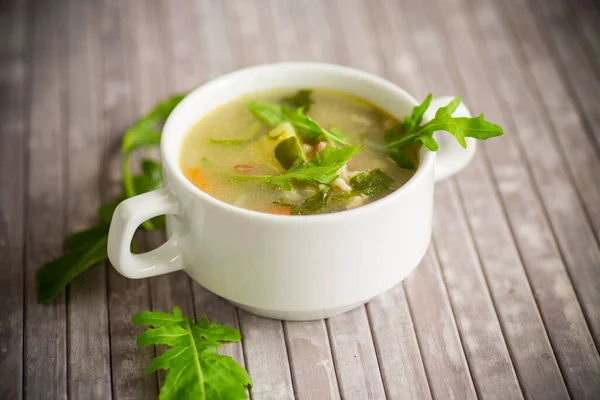 Zomer Lichte Soep Met Havermout Arugula Een Bord Tafel — Stockfoto