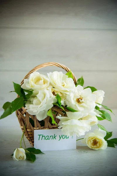 Bouquet Belles Roses Blanches Sur Une Table Bois — Photo