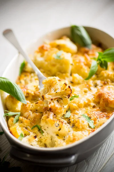 Coliflor Horno Con Verduras Queso Huevos Revueltos Plato Cerámica —  Fotos de Stock