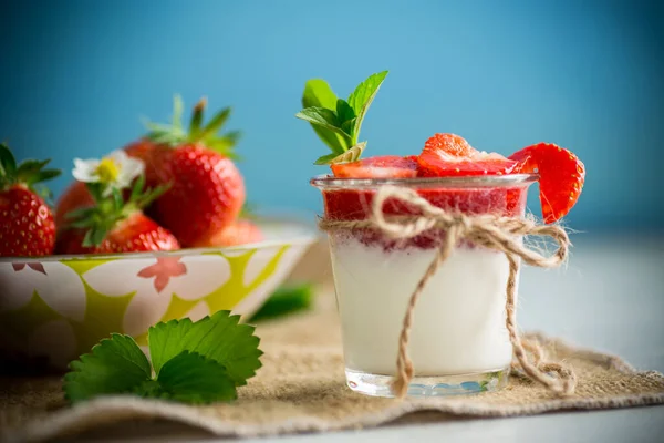 Édes Házi Joghurt Eperlekvárral Friss Földieper Üvegpohárban Asztalon — Stock Fotó