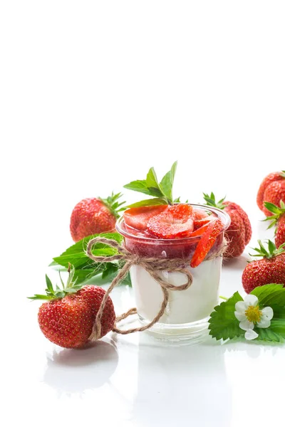 Zoete Zelfgemaakte Yoghurt Met Aardbeienjam Verse Aardbeien Een Glas Geïsoleerd — Stockfoto