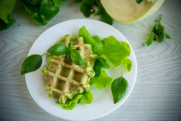 Waffles Vegetais Cozidos Com Ervas Uma Placa Uma Mesa Madeira — Fotografia de Stock
