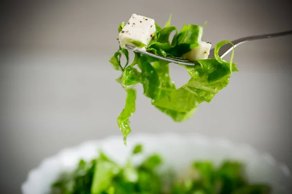 Ensalada Lechuga Verde Fresca Con Mozzarella Hierbas Tenedor Sobre Una —  Fotos de Stock