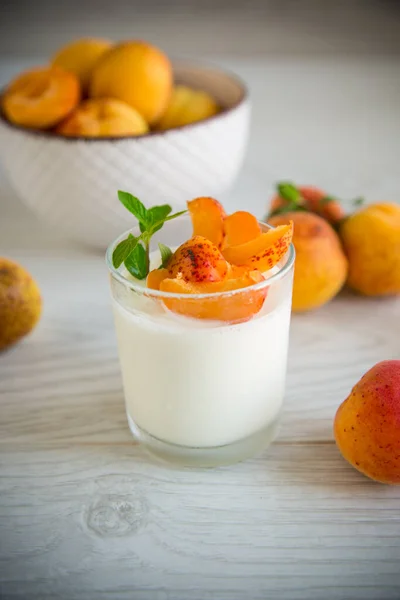 Healthy Breakfast Homemade Yogurt Glass Fresh Apricots Table — ストック写真