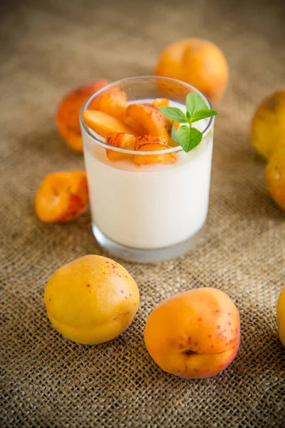 Healthy Breakfast Homemade Yogurt Glass Fresh Apricots Table — Stockfoto