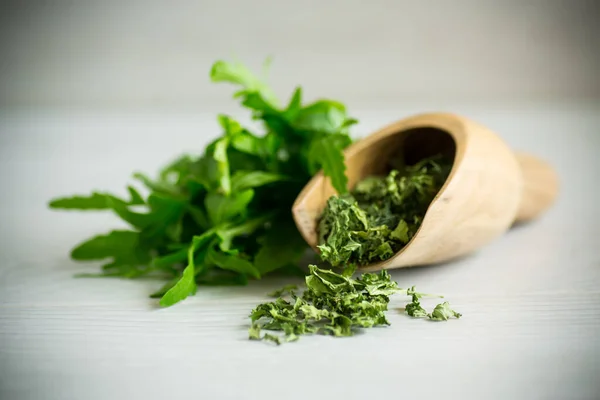 Gedroogde Groene Biologische Arugula Kruiden Een Lichte Houten Achtergrond — Stockfoto